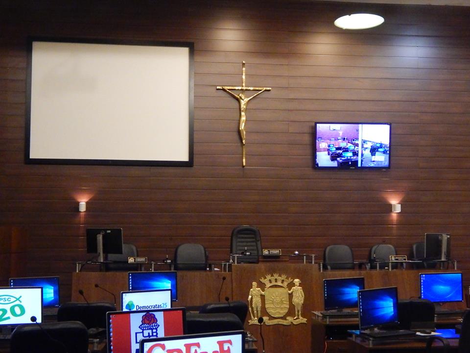 Vereador pede retirada dos crucifixos da Câmara Municipal de Floripa em respeito ao Estado Laico
