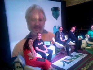 Diálogo sobre “Soberania digital e vigilância na internet” com a participação de Julian Assange #ArenaNETmundial #AoVivo